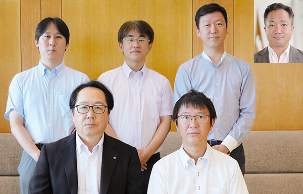 （後列左から）香西　将樹／岩下　秀徳／櫻井　敦／小山 晃（右上）（前列左から）前田　裕二／池田　高志