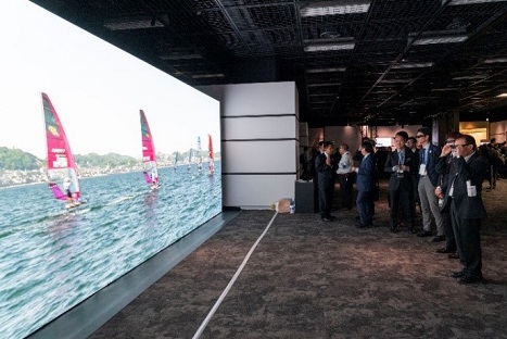 Fig3：Image Created Using 2D-3D Compatible Image Display Technology; Enjoy a 2D Scene with the Naked Eye and a 3D Scene with 3D Glasses Simultaneously