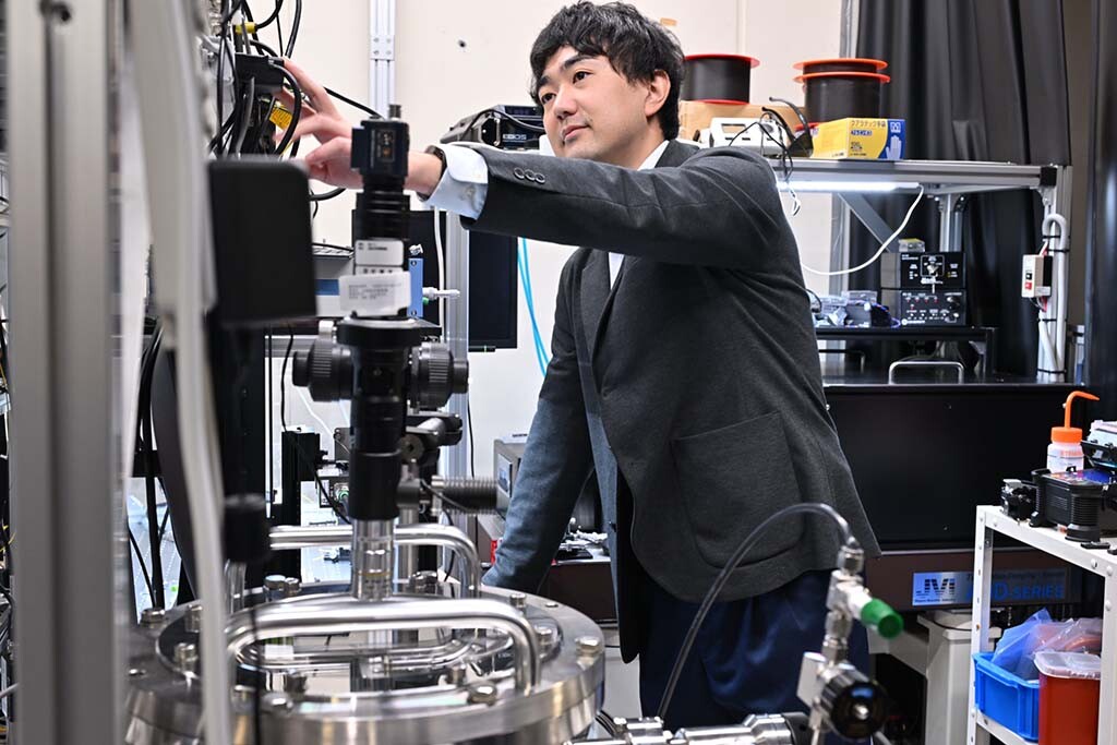 実験装置を調整する研究者