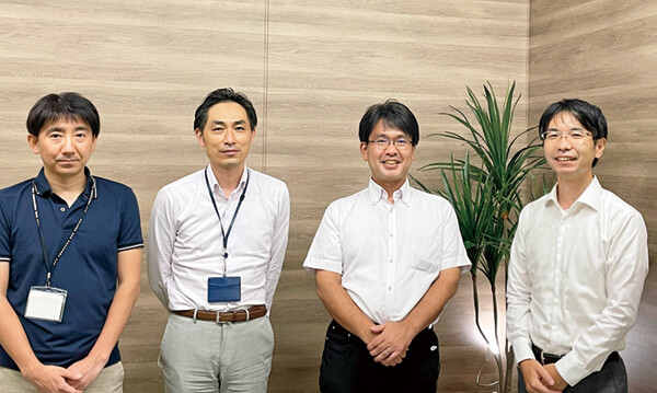 （左から）藤野　洋輔／鈴木　賢司／山下　史洋／糸川　喜代彦