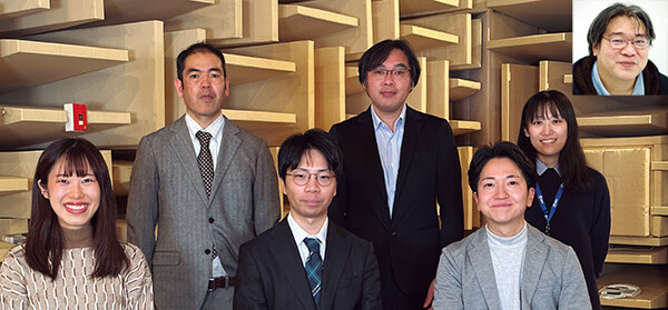 （後列左から）中山　彰／野口　賢一／小塚　詩穂里／黒川　義昭（右上）（前列左から）渡邊　悠希／千葉　大将／加古　達也