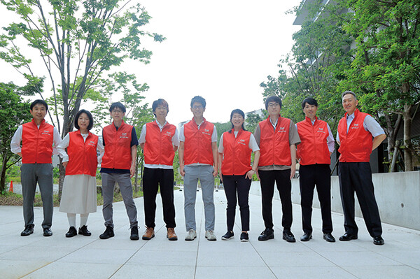 （左から）林　定雄／宮内　美樹／田中　佑典／上村　卓也／熊野　史朗／渡邊　直美／渋江　遼平／藤永　裕之／青山　一生